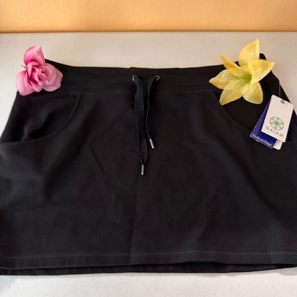 Gaiam black pull in skirt - Picture 2 of 10